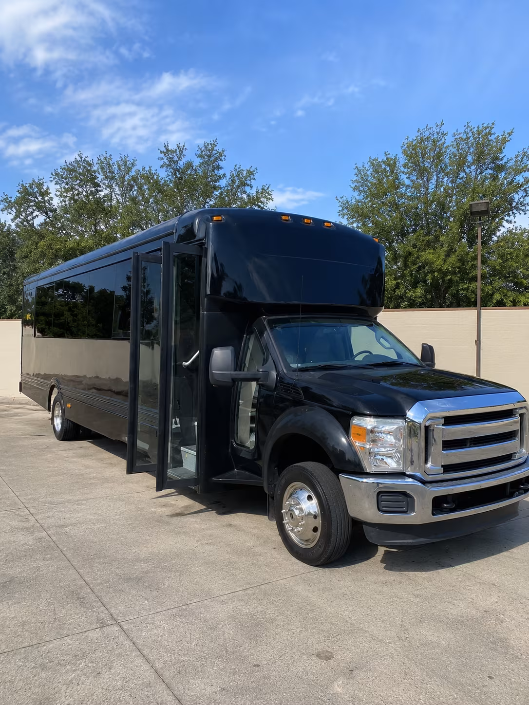 garland 20 passenger party bus
